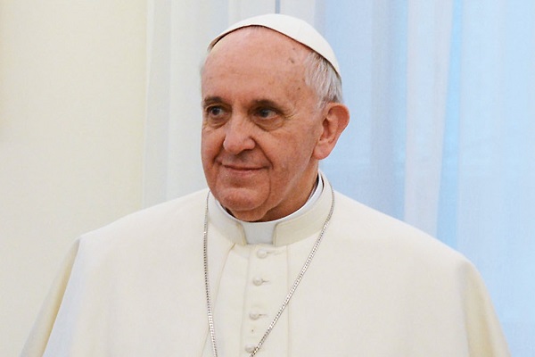 Pope Francis Rescues 12 Syrian Refugees in Migrant Crisis