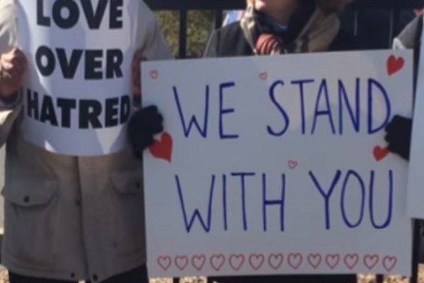 Kansas Residents Rally in Support of Muslims