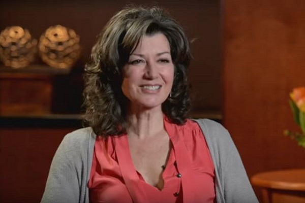 Amy Grant's New Christmas Album 'Not Christian Enough' to be Sold at Lifeway