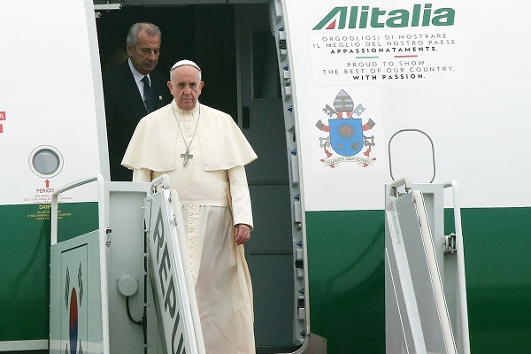 Pope Francis Urging Nations to Open Their Borders to as Many Refugees as Possible