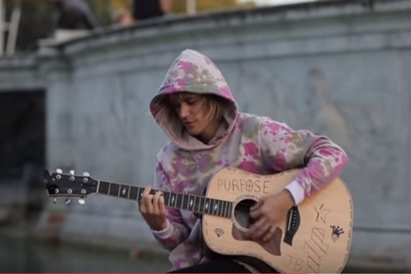 Justin Bieber Serenades Hailey Baldwin Outside Buckingham Palace